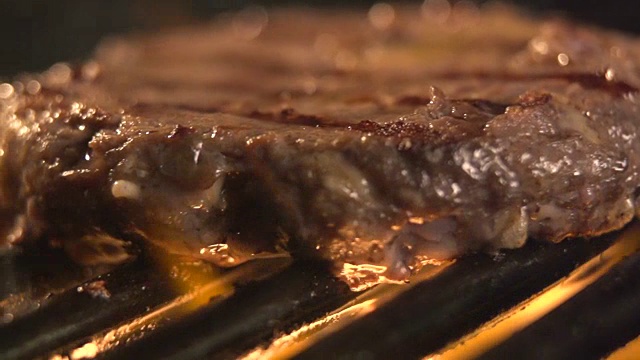 烤架上美味的里脊肉视频素材