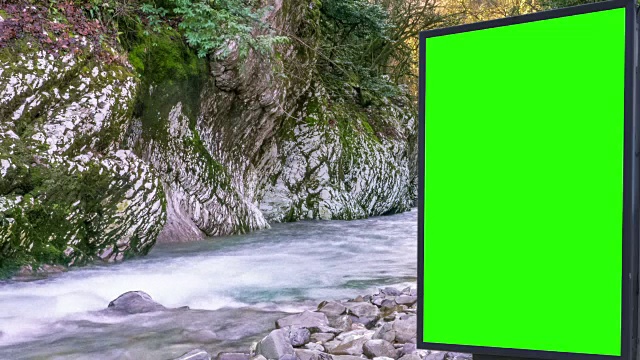 广告牌绿色屏幕靠近河边视频下载