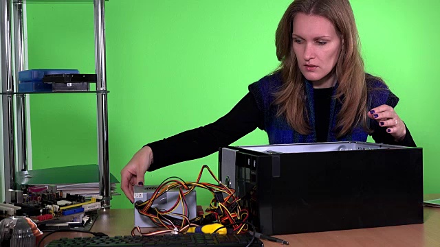专业的电脑修理工女性更换桌面电脑电源视频素材
