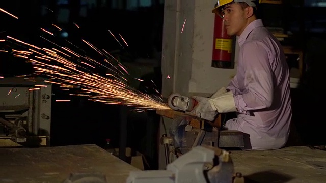 产业工人使用磨床视频下载