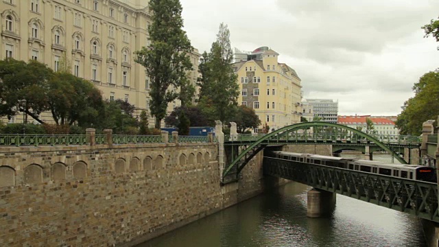 在奥地利维也纳，地铁列车行驶在横跨多瑙河的一座桥上视频素材