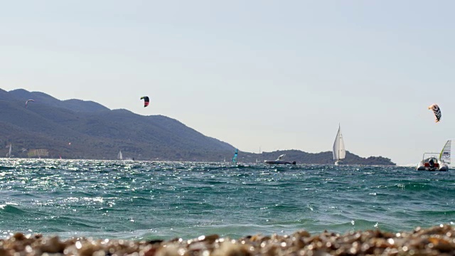 SLO MO风筝板和风帆冲浪者在海湾冲浪视频素材