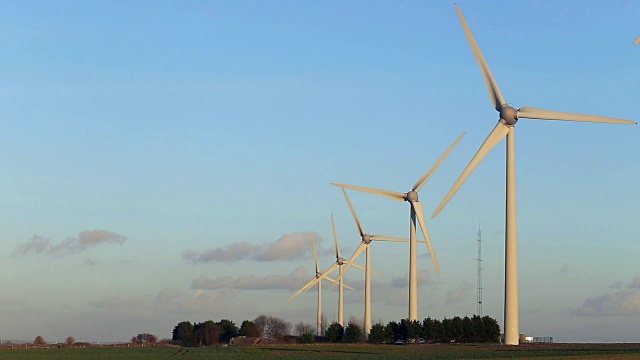 法国诺曼底一家发电厂的风力发电机。可再生能源概念。环保电力生产视频素材