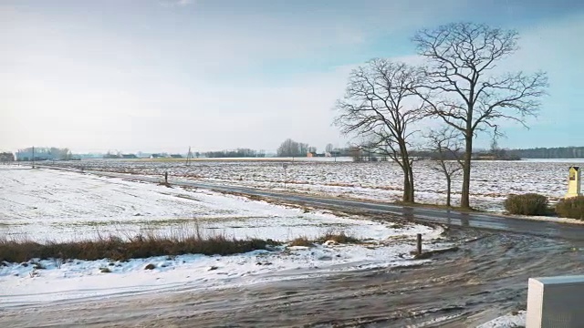 在4k慢镜头中，火车透过窗户观看冬天的田野视频素材