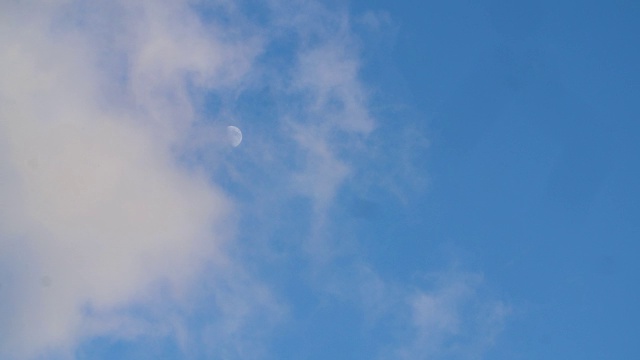 云慢慢地漂过月亮。视频下载