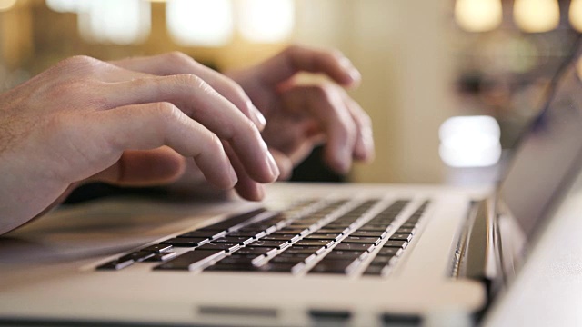 一个商人在笔记本电脑键盘上输入他的手指，给团队写一封电子邮件视频素材