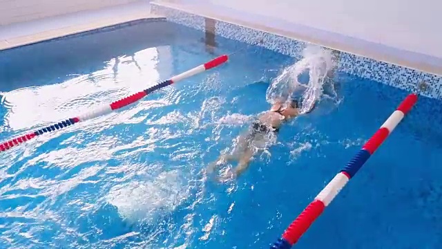 从上面看是游泳池。游泳运动员在游泳池训练。视频下载