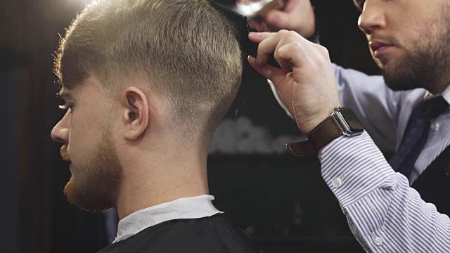 一个英俊的专业理发师造型的男人的特写视频素材