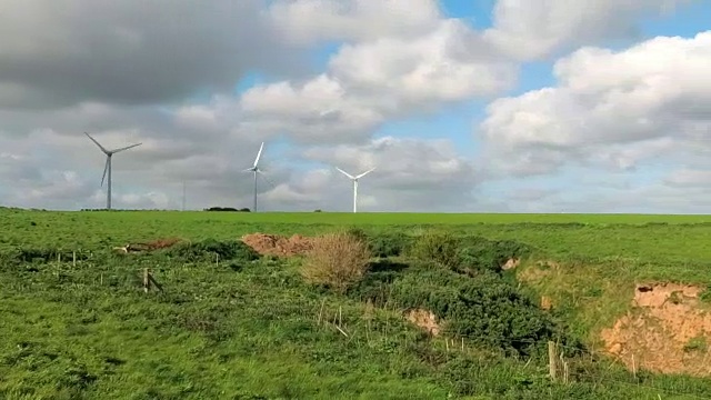 图为法国诺曼底农用风力发电的照片。可再生能源、工农业概念。环保电力生产视频素材