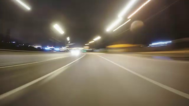 夜间城市交通中的汽车视频素材