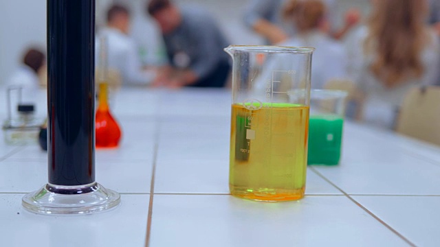 近距离拍摄的化学设备设置在实验室的桌子上视频下载
