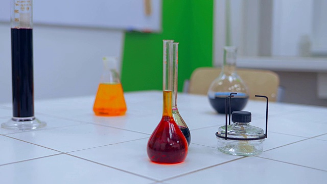 近距离拍摄的化学设备设置在实验室的桌子上视频下载