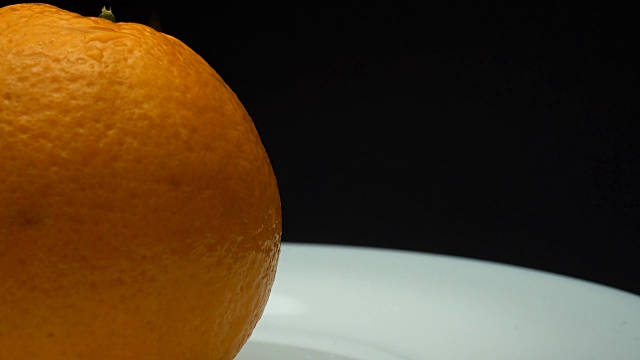 新鲜橙果实。多汁的橘子水果近。近距离的橘子水果。水滴。相机变焦视频素材