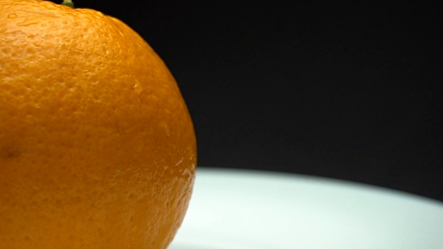 新鲜橙果实。多汁的橘子水果近。近距离的橘子水果。水滴。慢动作视频素材