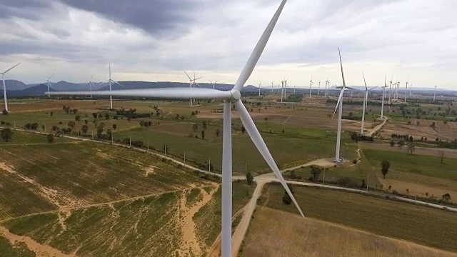 从鸟瞰图看风力涡轮机视频素材