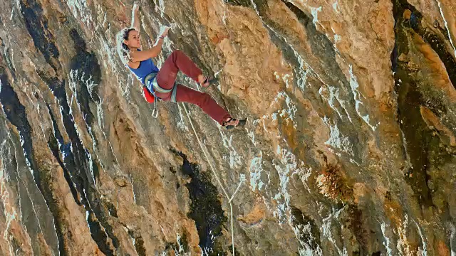 在比利牛斯山攀登的年轻女性攀岩者视频下载