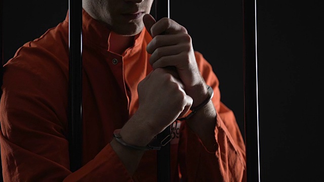 囚犯在监狱里戴着手铐摩擦手腕，不人道的条件和酷刑视频下载
