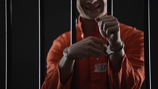 企图越狱的罪犯，用偷来的钥匙打开手铐视频下载