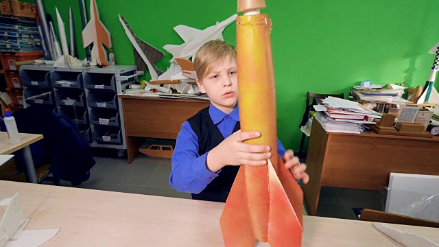 一个孩子在学校实验室发明了一个太空火箭模型。视频下载