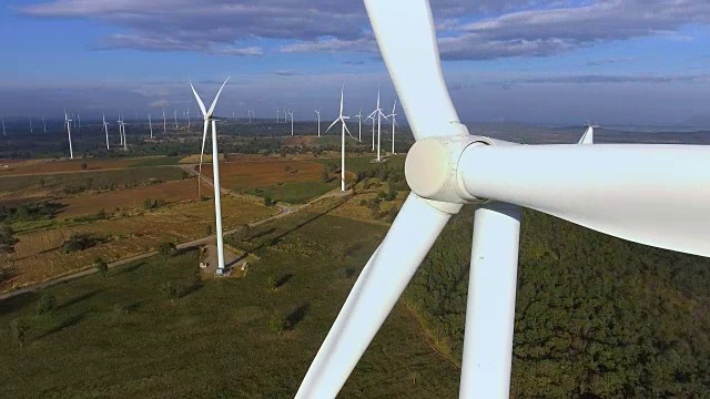 从鸟瞰图看风力涡轮机视频素材