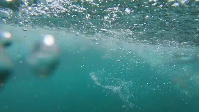 慢动作:男性冲浪者骑玻璃波在他的乐趣冲浪板在阳光Lobos。视频素材