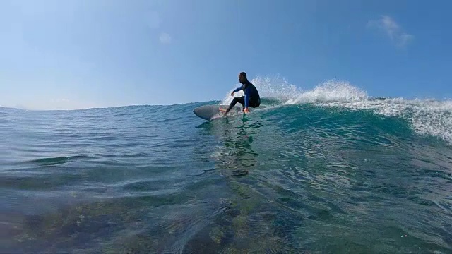 慢动作水下:年轻的冲浪者雕刻海浪在异国情调的冲浪点在夏天视频素材