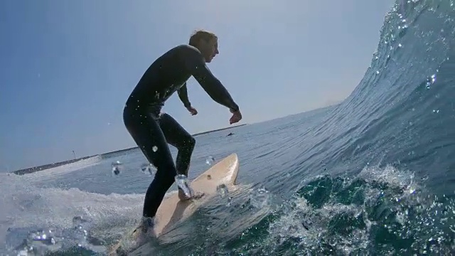 水下慢动作:健身冲浪者在度假的洛博斯冲浪海浪。视频素材