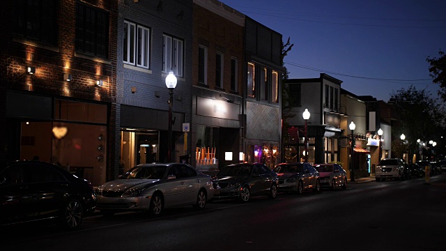 典型美国小镇主街的夜间拍摄视频素材