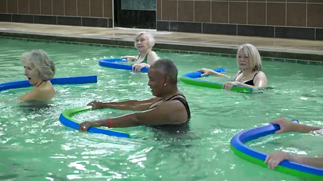 成年人在游泳池里用泳池面锻炼身体。视频下载