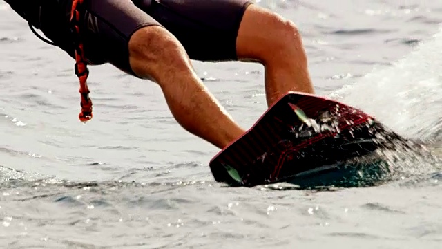 低角度拍摄的风筝滑板冲浪在海浪上视频下载