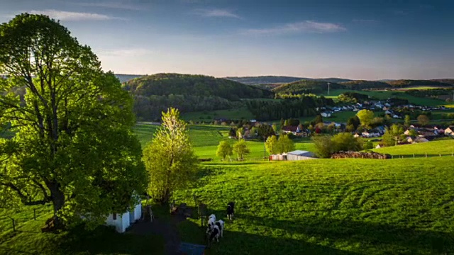 航拍的乡村景观与田野和村庄在德国视频下载