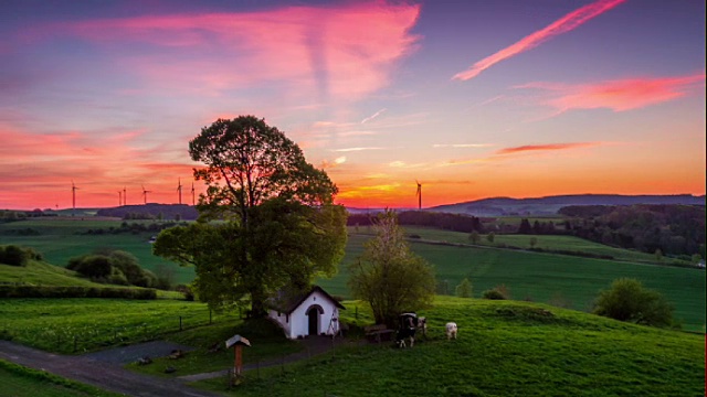 空中拍摄的乡村景观与教堂在艾菲尔山脉在日落时在德国视频素材
