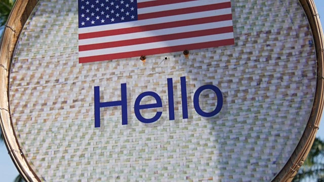 美丽的标志与美国国旗和题词你好英语。用“你好”签名视频素材