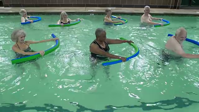 成年人在游泳池里用泳池面锻炼身体。视频素材