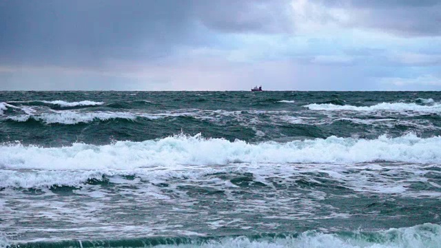 恶劣天气下的暴风雨海浪气旋飓风风慢镜头大海海水，大浪海浪溅海滩。大西洋迈阿密,佛罗里达,视频素材