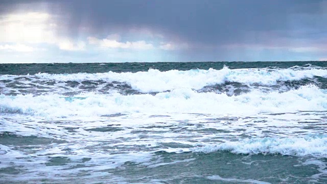 恶劣天气下的暴风雨海浪气旋飓风风慢镜头大海海水，大浪海浪溅海滩。大西洋迈阿密,佛罗里达,视频素材