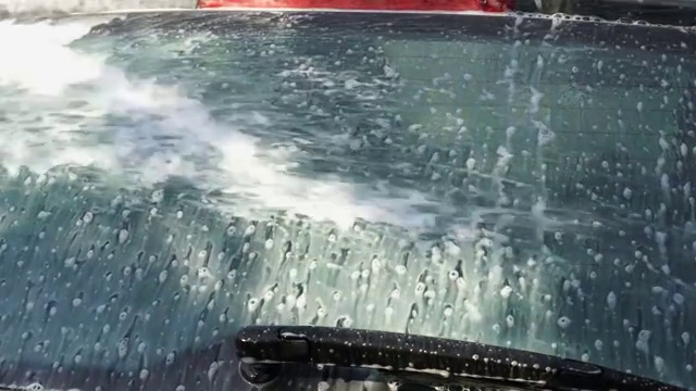 在洗车时关闭汽车后窗视频素材