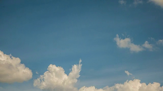 时间推移空中拍摄的云在蓝天上滚动视频素材