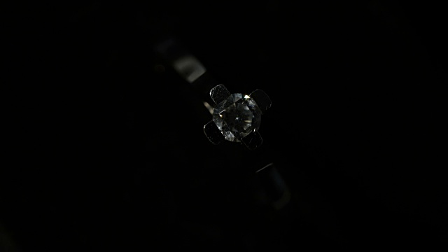 微距拍摄的婚礼戒指在黑暗中视频素材