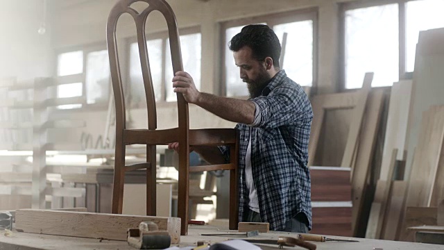 男木匠在家具车间组装椅子视频素材