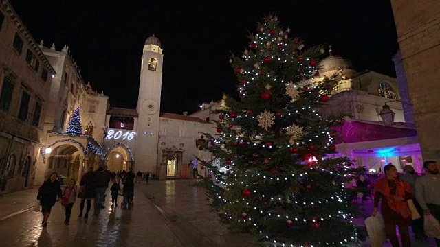 杜布罗夫尼克老城晚上的圣诞树视频素材