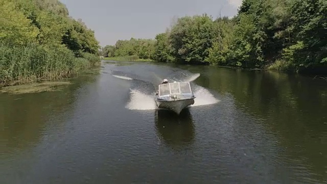 草地上河上摩托艇的鸟瞰图视频素材