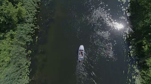 草地上河上摩托艇的鸟瞰图视频素材
