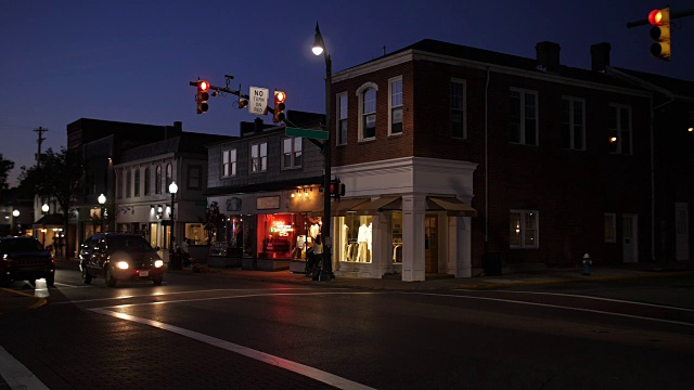 典型美国小镇主街街角的夜间拍摄视频素材