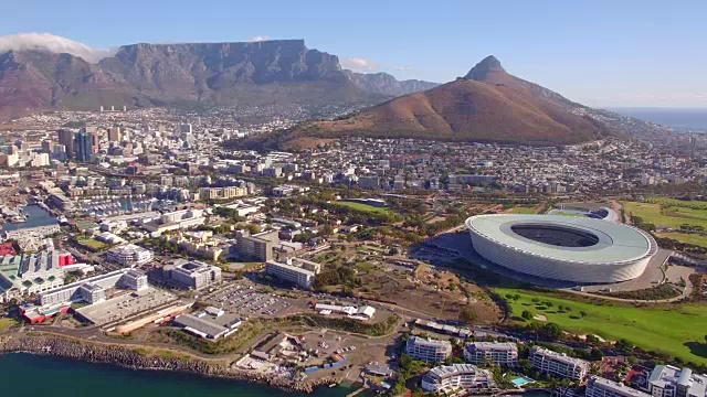 空中旅行无人机拍摄的开普敦，南非的桌山和体育场。视频下载