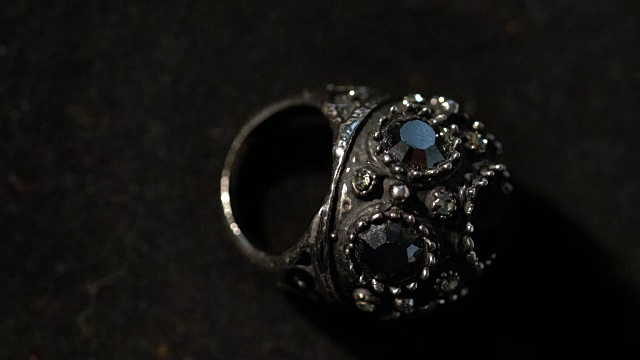 微距拍摄的钻石戒指在黑暗视频下载