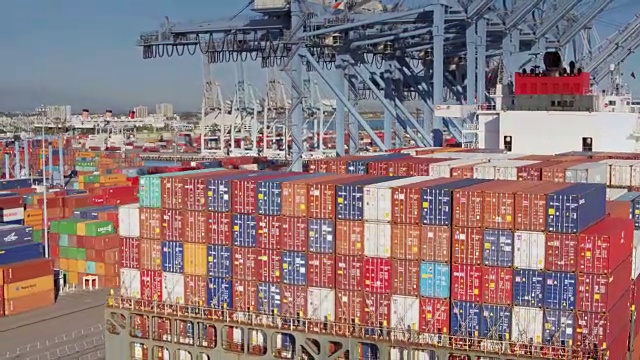无人机拍摄的新抵达长滩港的船视频素材