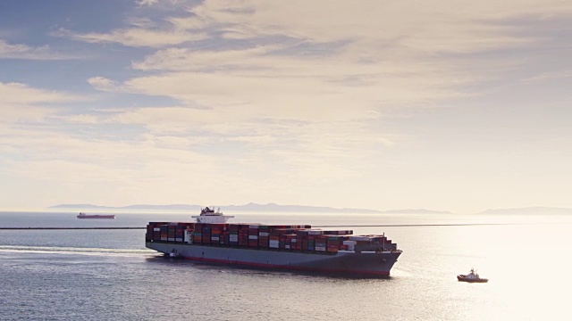 集装箱船被拖进港口-航拍视频下载