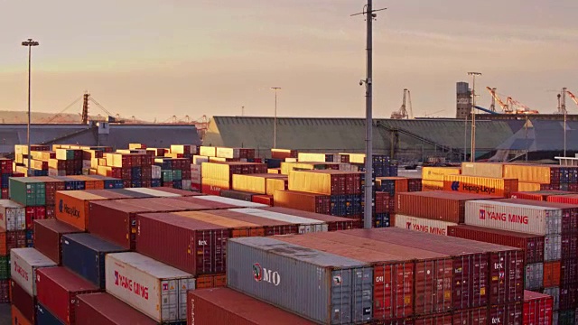 日落时分，跨越多式联运船厂的航班视频素材