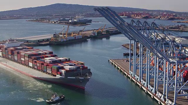 拖船操纵大型货船进入码头-航拍视频素材
